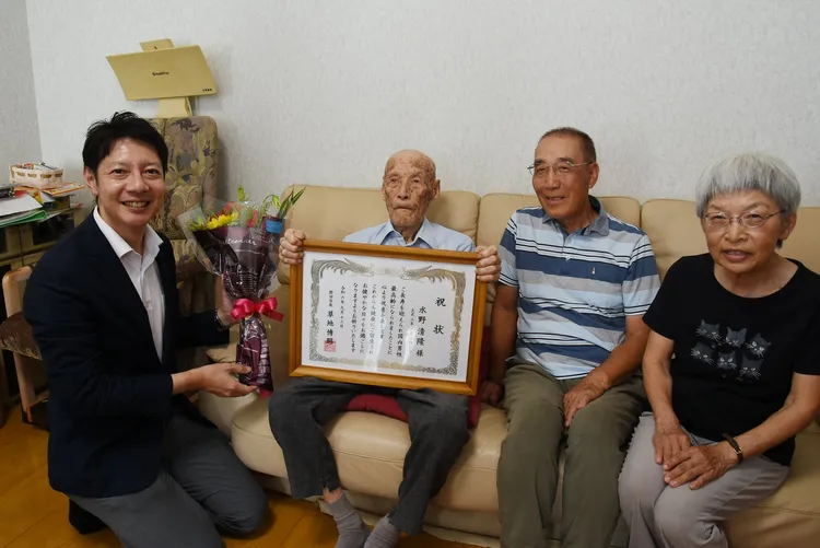 110歲的水野清隆是日本最高齡男性。翻攝自X @kusacchi51