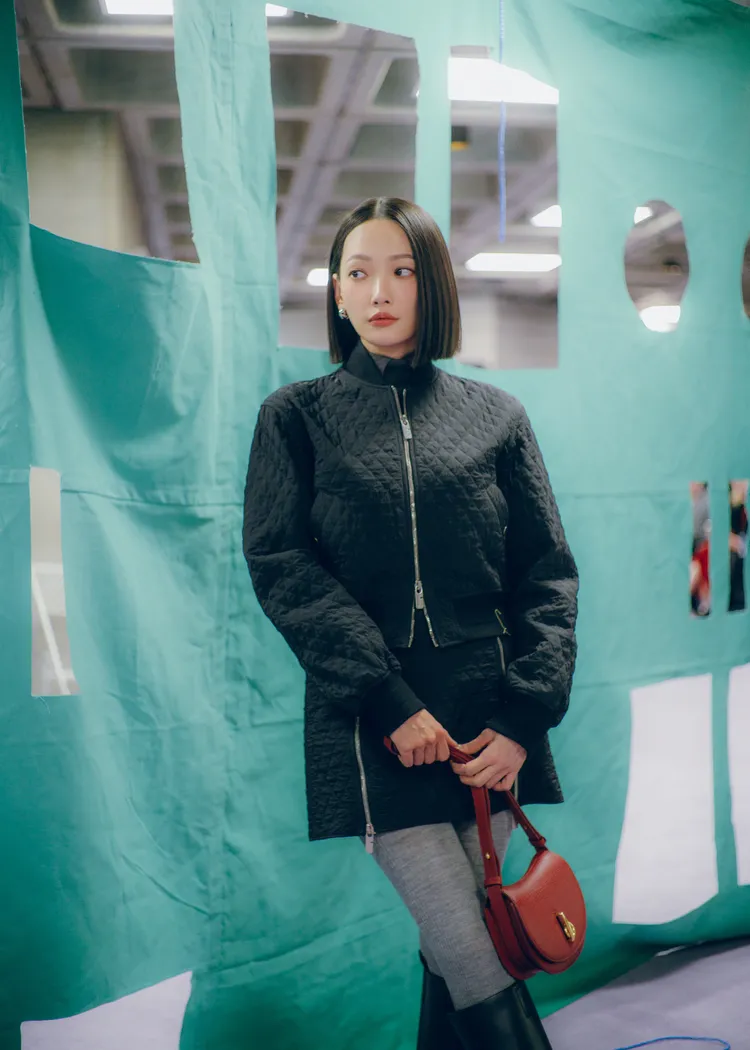 林映唯選穿短裙、褲襪，整個人相當酷帥俐落。品牌提供