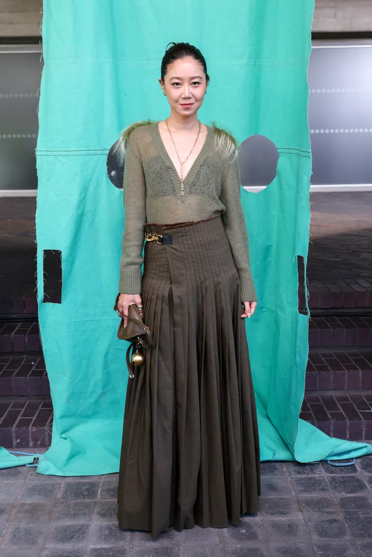 孔孝真性感穿著綠色透膚上衣露出內搭黑色Bra Top。品牌提供