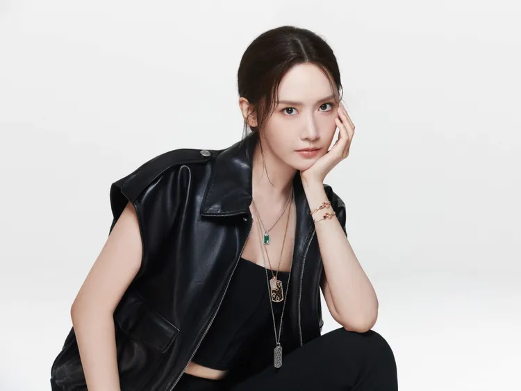 潤娥以「黑化」模樣演繹Qeelin Wulu Tag新作。品牌提供