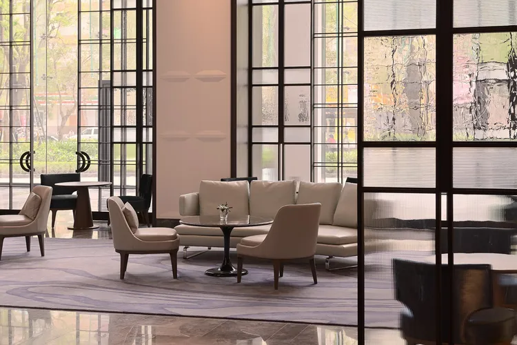 台北萬豪酒店挑高九米九的大廳酒吧Lobby Lounge。業者提供