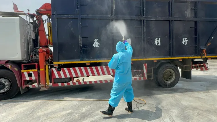 動防所針對感染新型H5N1亞型高病原性禽流感病毒的鵪鶉場，加強消毒工作。縣府提供