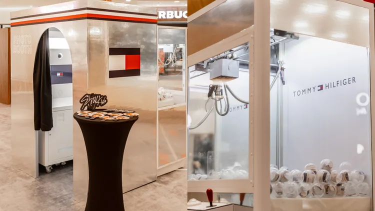 快閃店打造拍貼機和遊玩夾娃娃。品牌提供