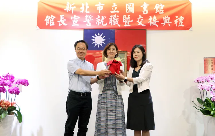 新北市立圖書館新任館長佈達典禮20日於總館10樓舉行，新任館長吳佳珊(右一)正式宣誓就職上任。館方提供
