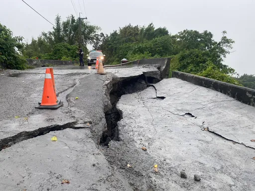 台南連續豪雨！官田莿仔埔道路中斷　路基掏空逾50公尺　