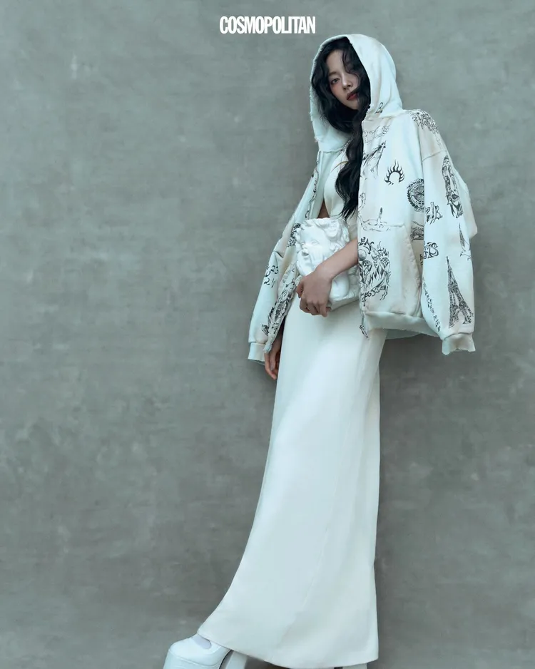 周子瑜穿著Balenciaga白色印花外套。翻攝cosmopolitankorea IG