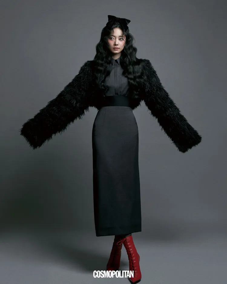 周子瑜以蝴蝶結頭飾點綴出俏皮感。翻攝cosmopolitankorea IG