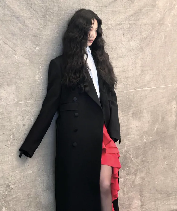 周子瑜拍攝韓國時尚雜誌《COSMOPOLITAN》10月號畫報。翻攝周子瑜 IG