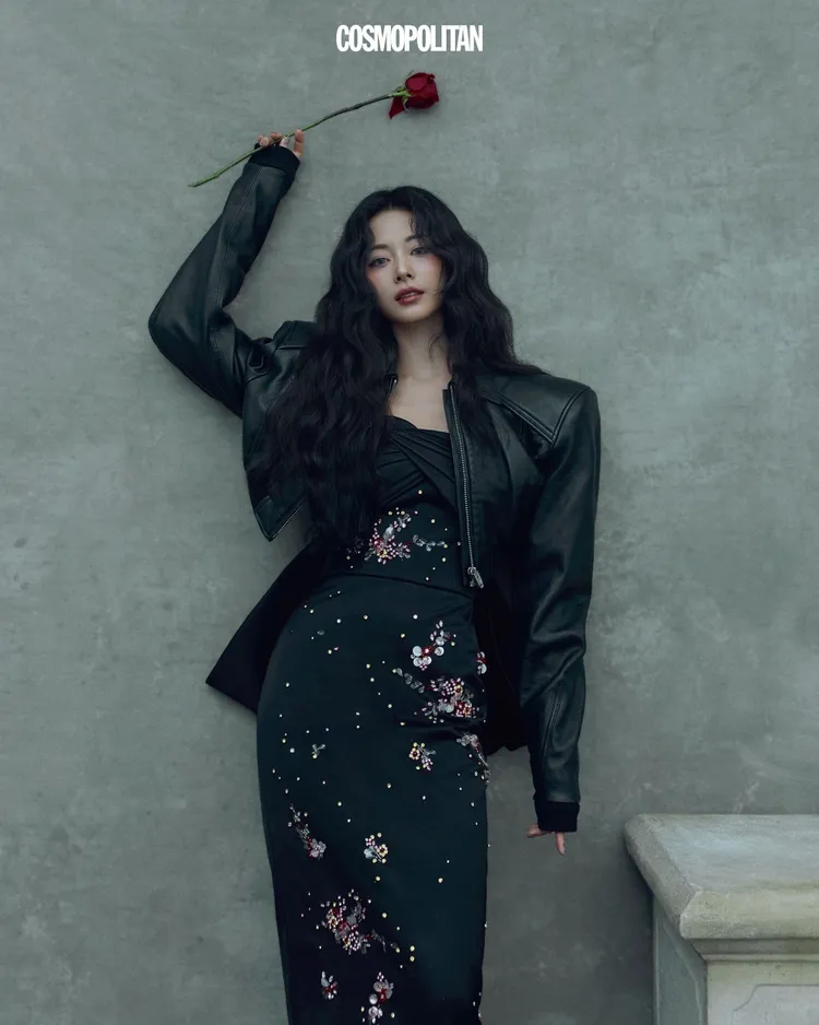 周子瑜拍攝韓國時尚雜誌《COSMOPOLITAN》10月號畫報。翻攝cosmopolitankorea IG