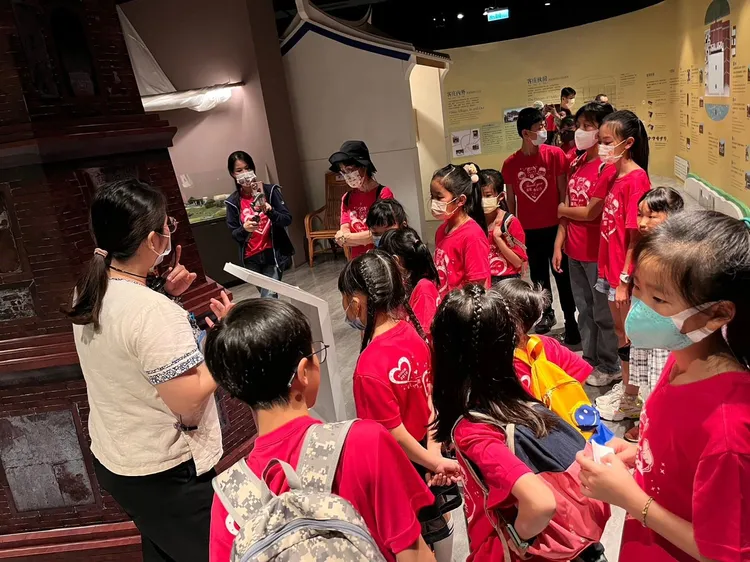 竹縣國小學童參觀屏東六堆客家文化園區。新竹縣府提供