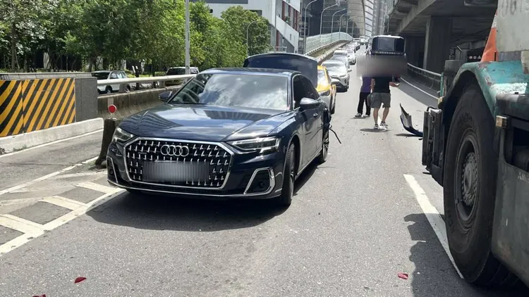 新車價450萬元起跳的奧迪A8，也受到波及。民眾提供
