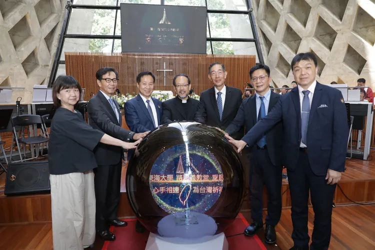 東海大學校長張國恩（左三）、榮譽博士蔡明忠（左二）等人，主持路思義教堂重啟儀式。東海大學提供