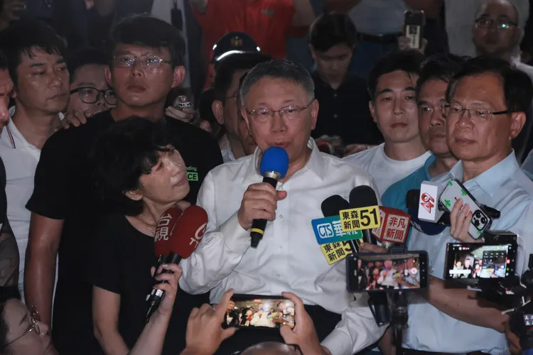 陳佩琪寵溺的看著柯文哲，深信自己的老公並未圖利財團。彭欣偉攝