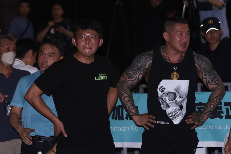 黃國昌與館長2人持續在北檢外等候開庭結果。彭欣偉攝