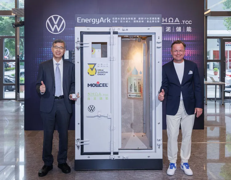 台灣福斯汽車攜手台泥儲能NHOA.TCC在授權經銷商建構EnergyArk儲能櫃，藉由尖峰時段供電及離峰時段儲電達到高效儲能的經濟效益。業者提供