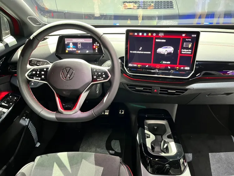 Volkswagen ID.4&ID.5駕駛座具有多功能方向盤附加熱功能及ID. Digital Cockpit全邏輯數位化儀表，能自由切換顯示車輛數據、IQ.DRIVE智能駕駛輔助系統與連結手機提供的導航。周奕豪攝