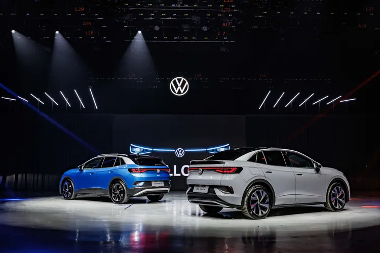 ID.4採用車頂與車身不同色設計Pro S車型車身下方配有黑色霧面防刮板，車頭及車尾則有銀色專屬護板。業者提供