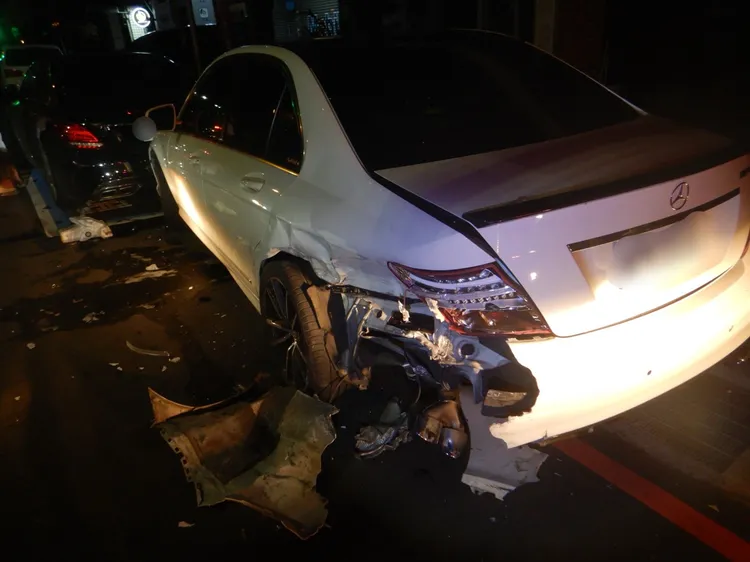 停在路邊的賓士車受到波及。民眾提供