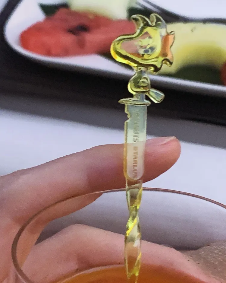 吉岡里帆對糊塗塌客餐具愛不釋手。翻攝riho_yoshioka IG