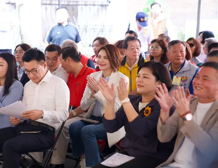 雲林縣政府今日在立法院內舉辦「柚見幸福慶中秋」雲林文旦推廣記者會。斗六市長林聖爵、斗六市農會總幹事張喬復、農業處長魏勝德和立法院副院長江啟臣、國民黨立委嘉郡、丁學忠、許宇甄等多位藍委到場共襄盛舉。摘自國民黨立委陳菁徽臉書