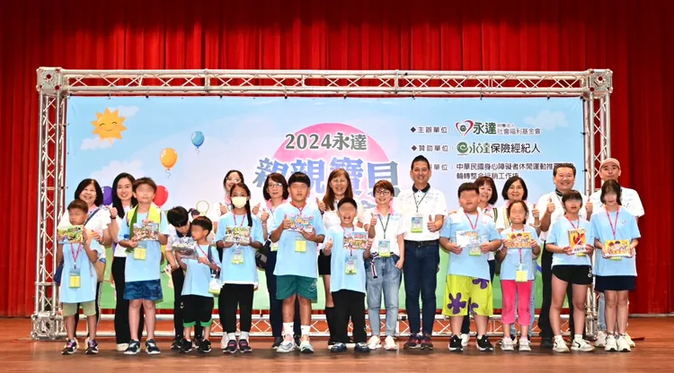 由永達保經廖素蘭業務協理、伍安晟業務協理，頒贈競賽表現優異獎品。