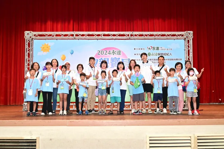 永達保經長官吳柏瑨總經理特助與鄒美玲業務協理，頒贈心得分享禮。