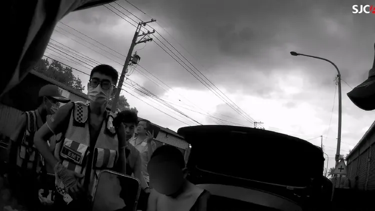 羅男因債務糾紛遭拉上車，警方循線在屏東萬丹救出被害人。翻攝畫面