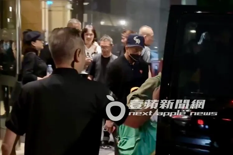 香港天王郭富城抵達下榻的喜來登飯店，半小時後再度出門，大陣仗保鑣維安，前往麻辣鍋愛店「太和殿」。特勤中心攝