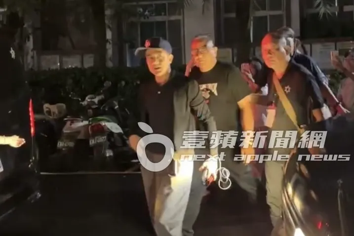 郭富城（左）抵達太和殿，數10名粉絲早已在店外等候，打完招呼後郭富城入內用餐。特勤中心攝