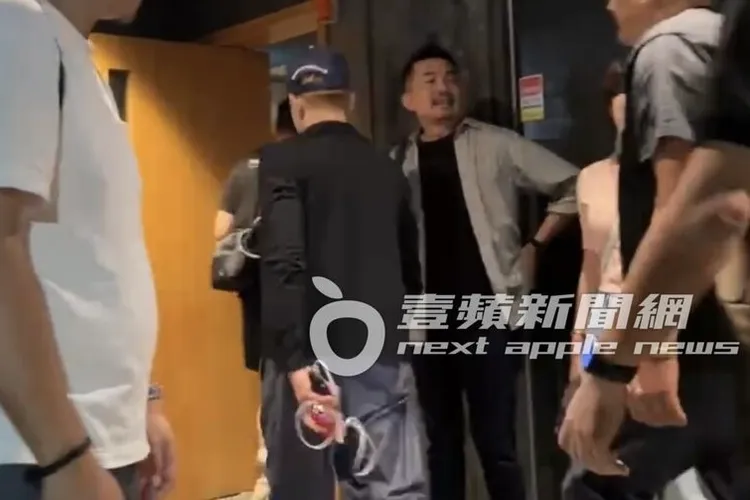 郭富城（中）走進太和殿餐廳用餐，香港助理及工作人員跟在後頭，一旁還有數10名保鑣守候。特勤中心攝