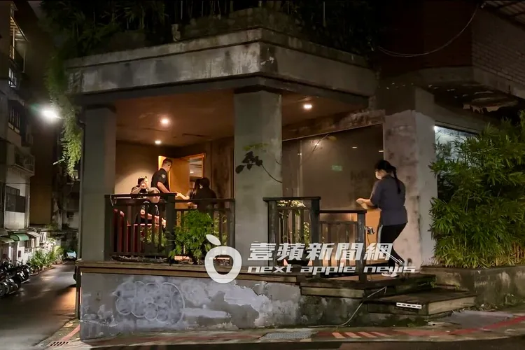 10分鐘後，多名餐廳服務生各端一個湯底走進郭富城的包廂，隨後各式佳餚不斷上桌。特勤中心攝