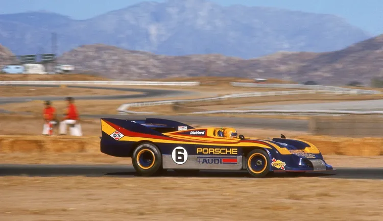 1970和1971年，保時捷憑藉917賽車在利曼24小時耐力賽和世界製造商錦標賽中屢創佳績，寫下輝煌篇章。原廠照片