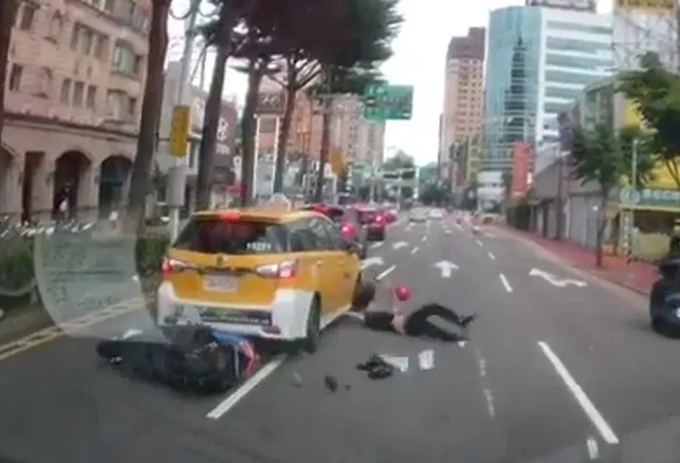 騎士人車摔倒地。翻攝YOUTUBE
