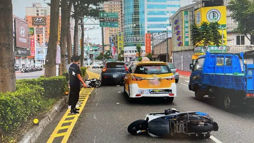 小黃疑變換車道不慎！2機車先擦撞再追撞　2騎士倒地受傷