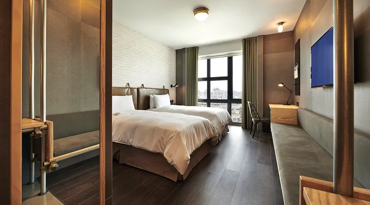 捷絲旅台北三重館，入住豪華客房，最低每人每晚1,600元起，除贈吃到飽自助早餐，再依房型人數贈送北北基好玩卡乙張，更推薦健走五股觀音山林梢步道，享受森林芬多精。業者提供