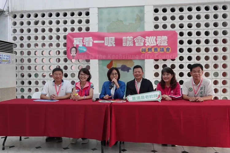 康議長、曾副議長陪著資深的前議長及議員，走進以前熟悉的議會空間。議會提供
