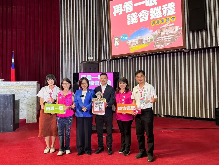 康議長、曾副議長陪著資深的前議長及議員，走進以前熟悉的議事廳。議會提供