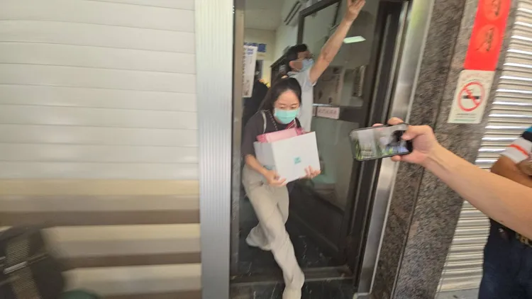 黃紹庭服務處日前遭搜索。翻攝畫面