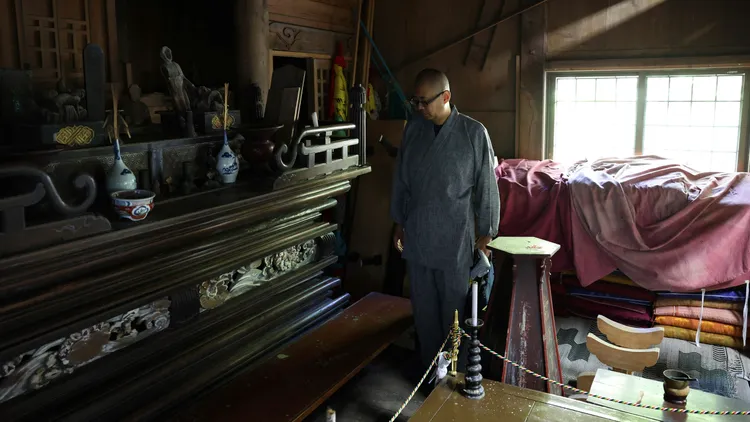 然而在寺廟內部已是老舊不堪情況下，不少僧侶對這樣經紀人購入的目的感到存疑。路透