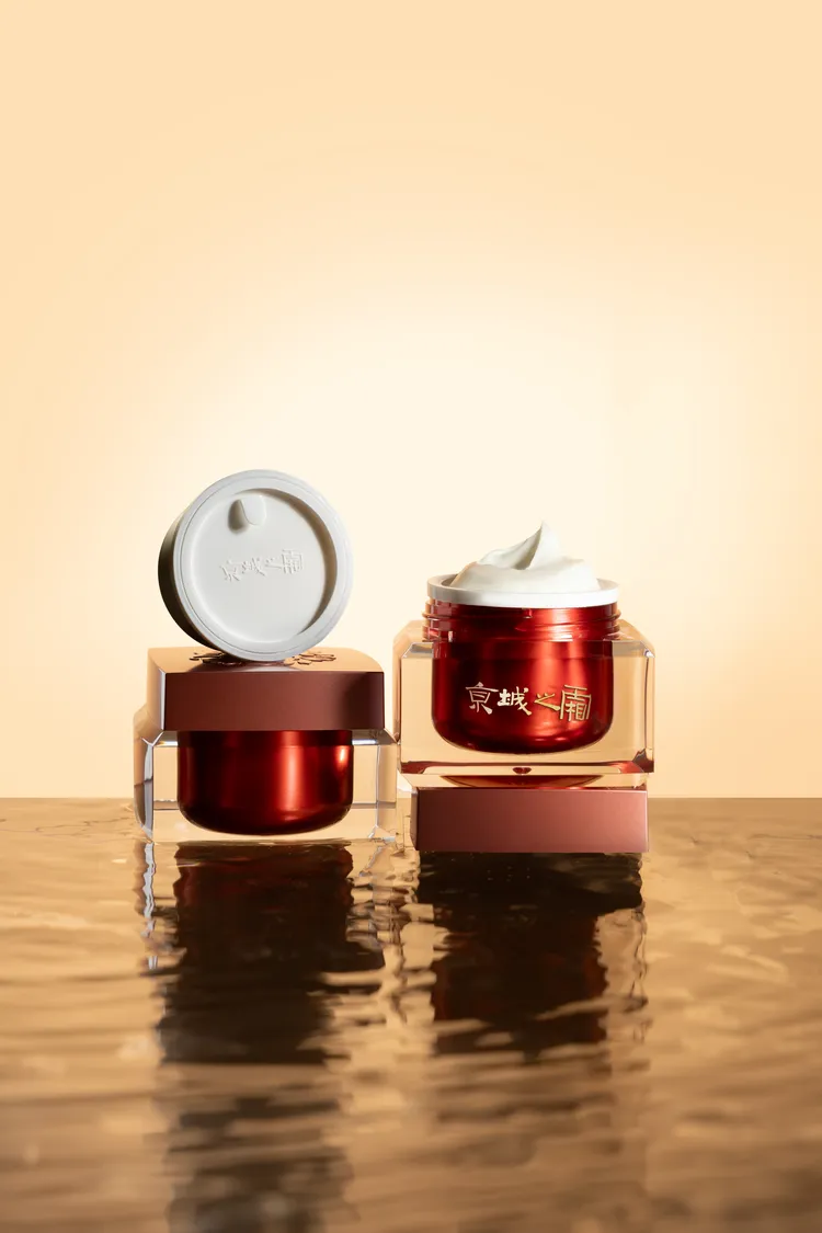 京城之霜60植萃十全頂級精華霜升級環保版，50g／2800元、補充瓶裸瓶50g／2240元。品牌提供