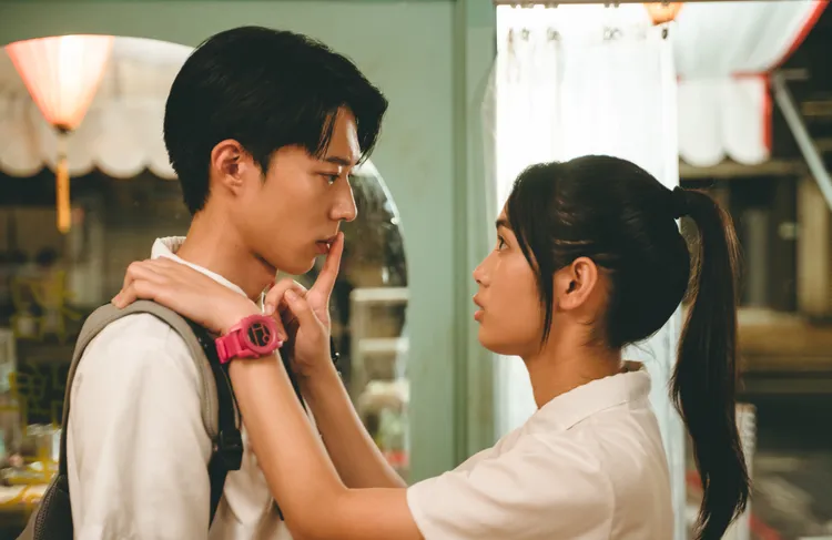 黃信赫（左）和雷嘉汭瞞著家人談戀愛。CATCHPLAY+提供