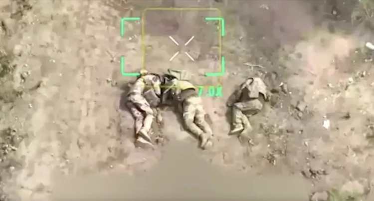 3名士兵投降後慘遭就地處決。翻攝自CNN