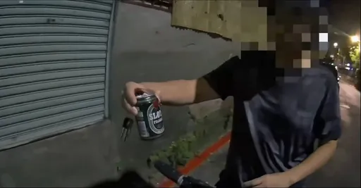 阿北手拿啤酒騎電動二輪上路　警後方攔查驚呼「哩休罕啦！」