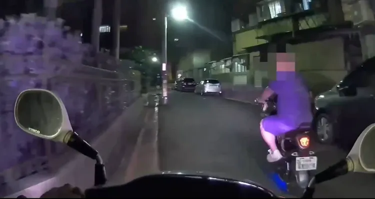 警方巡邏發現男子邊騎車邊喝酒。警方提供