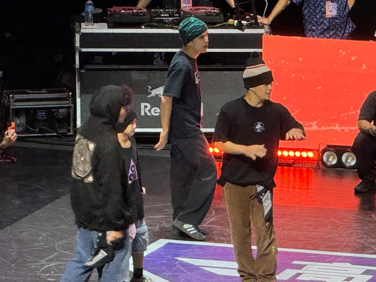 霹靂舞高手們在高雄交流舞技。讀者提供