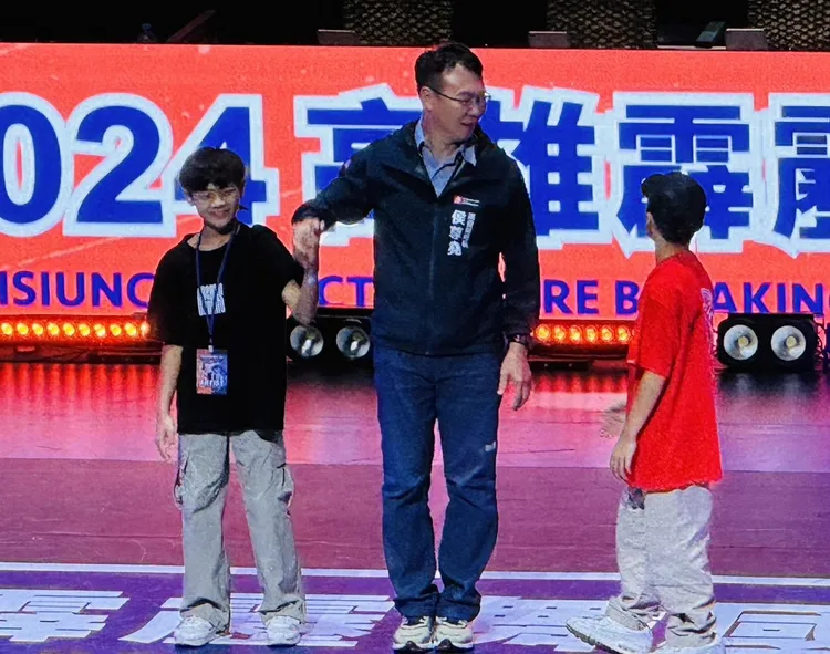 Kids組台灣選手Saturn（林泳岳，左）今年14歲，對戰日本選手奪冠。讀者提供