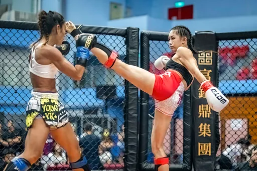 這樣的正妹你敢追嗎？網紅首次打鐵籠搏擊大戰　就和泰拳高手打平