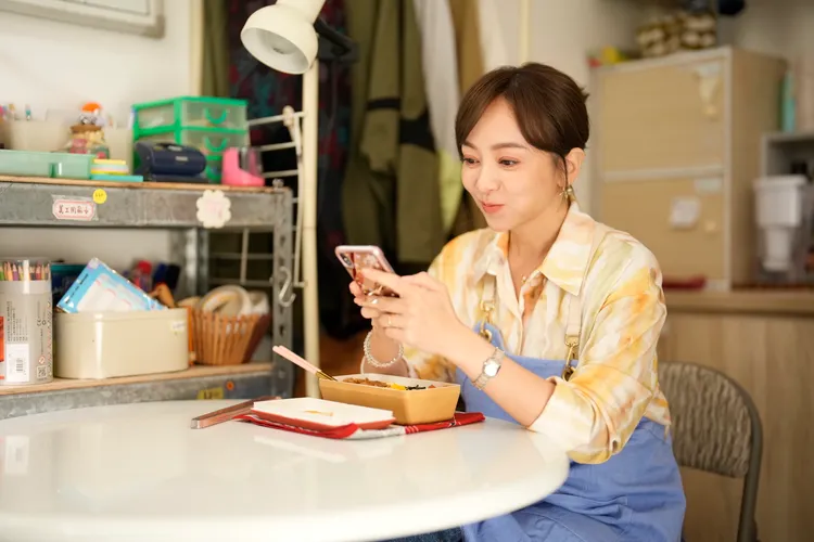 季芹熱衷搜集各式猛男照。壹壹影業提供