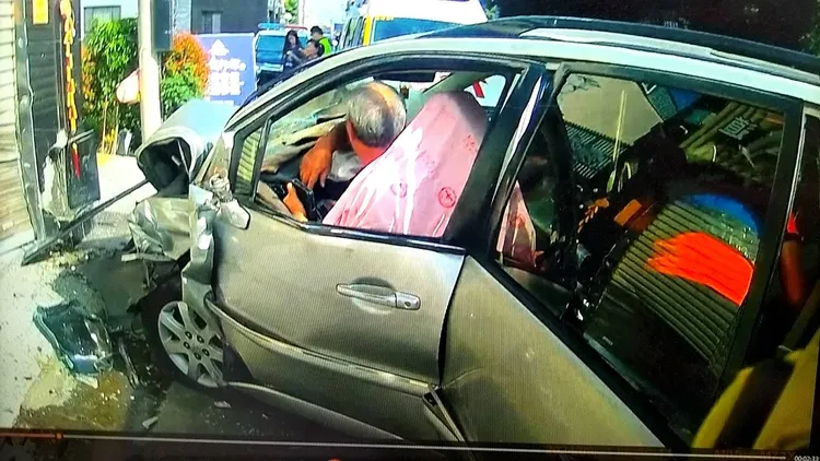 許姓駕駛一度受困車中，但意識清楚，還能撥打手機求救。