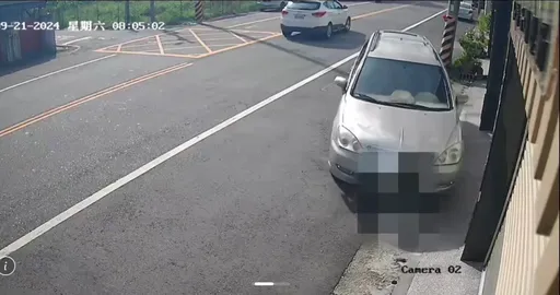 快到家了!6旬夫妻爬山太累恍神自撞民宅 對向休旅車驚險閃過
